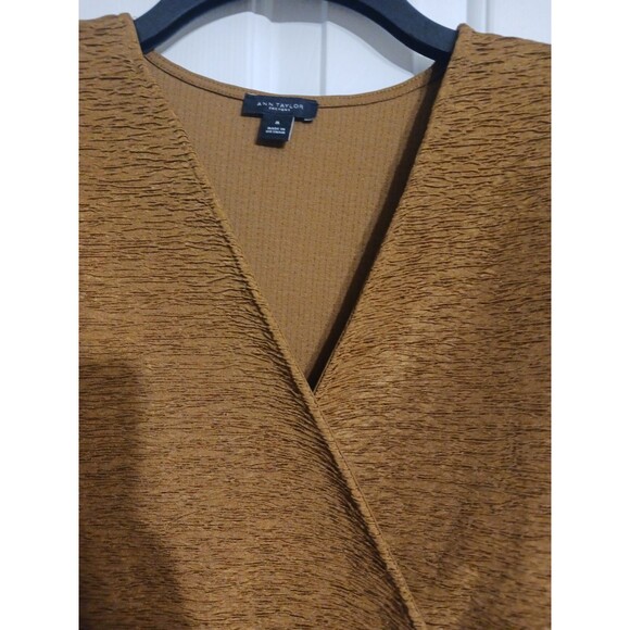 Women's Ann Taylor Factory 3/4 Sleeve Golden Brown Crinkle Top Size M - Picture 2 of 7